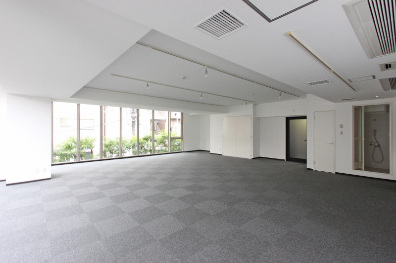 物件写真3｜南青山オフィス | 緑に囲まれるシンプル空間
