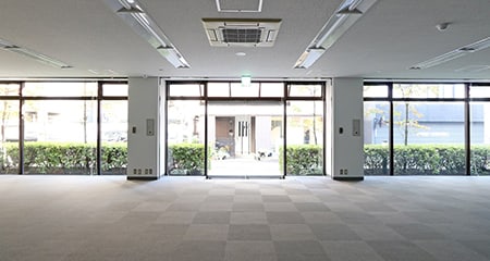 六本木オフィス｜開放感のあるガラス張りの1F路面