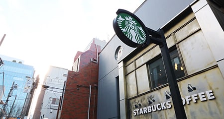 表参道オフィス｜スタバの上のルーフテラス付き空間