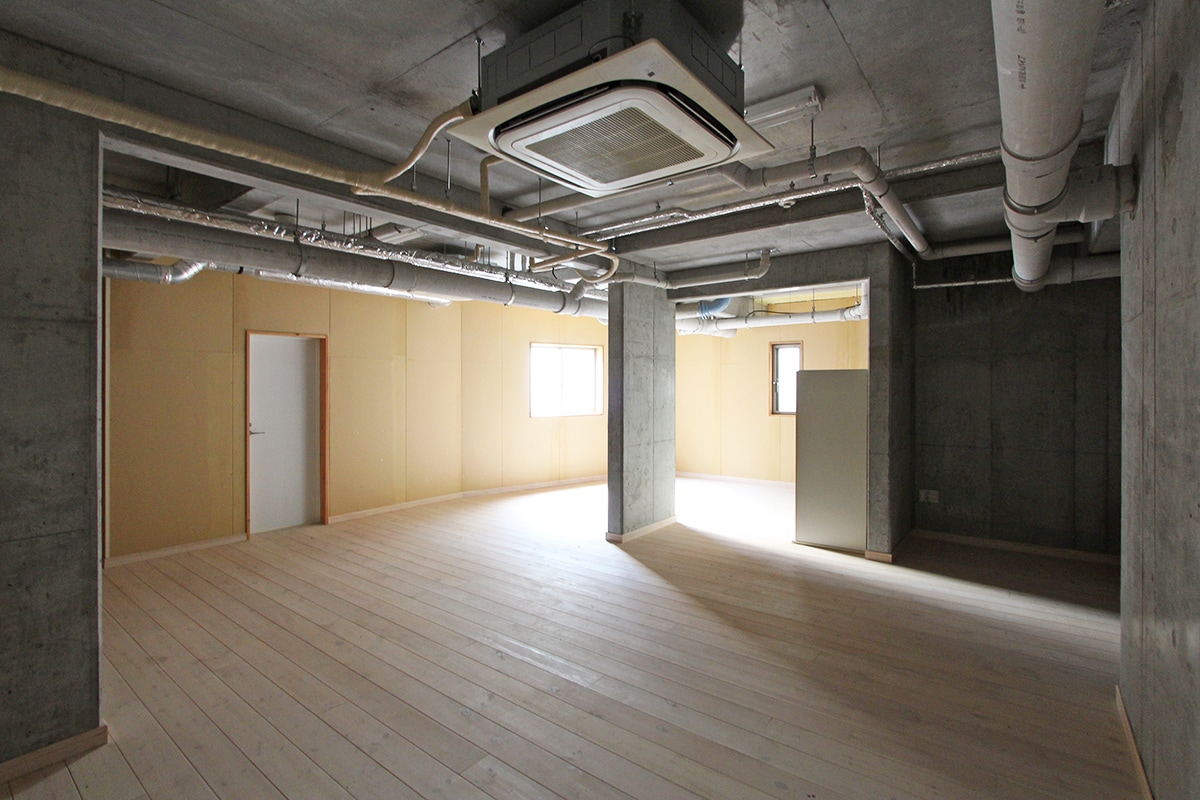 物件写真1｜南青山オフィス | B1Fスケルトン仕様のデザイン空間