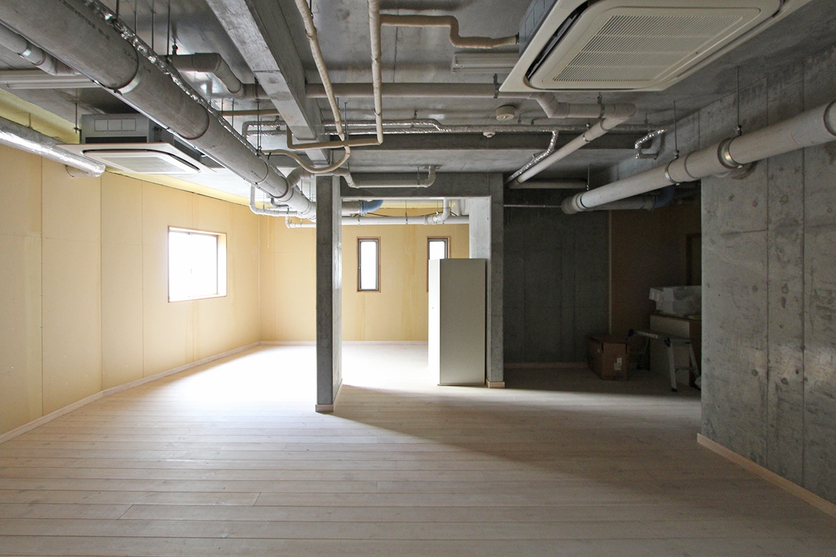 物件写真2｜南青山オフィス | B1Fスケルトン仕様のデザイン空間