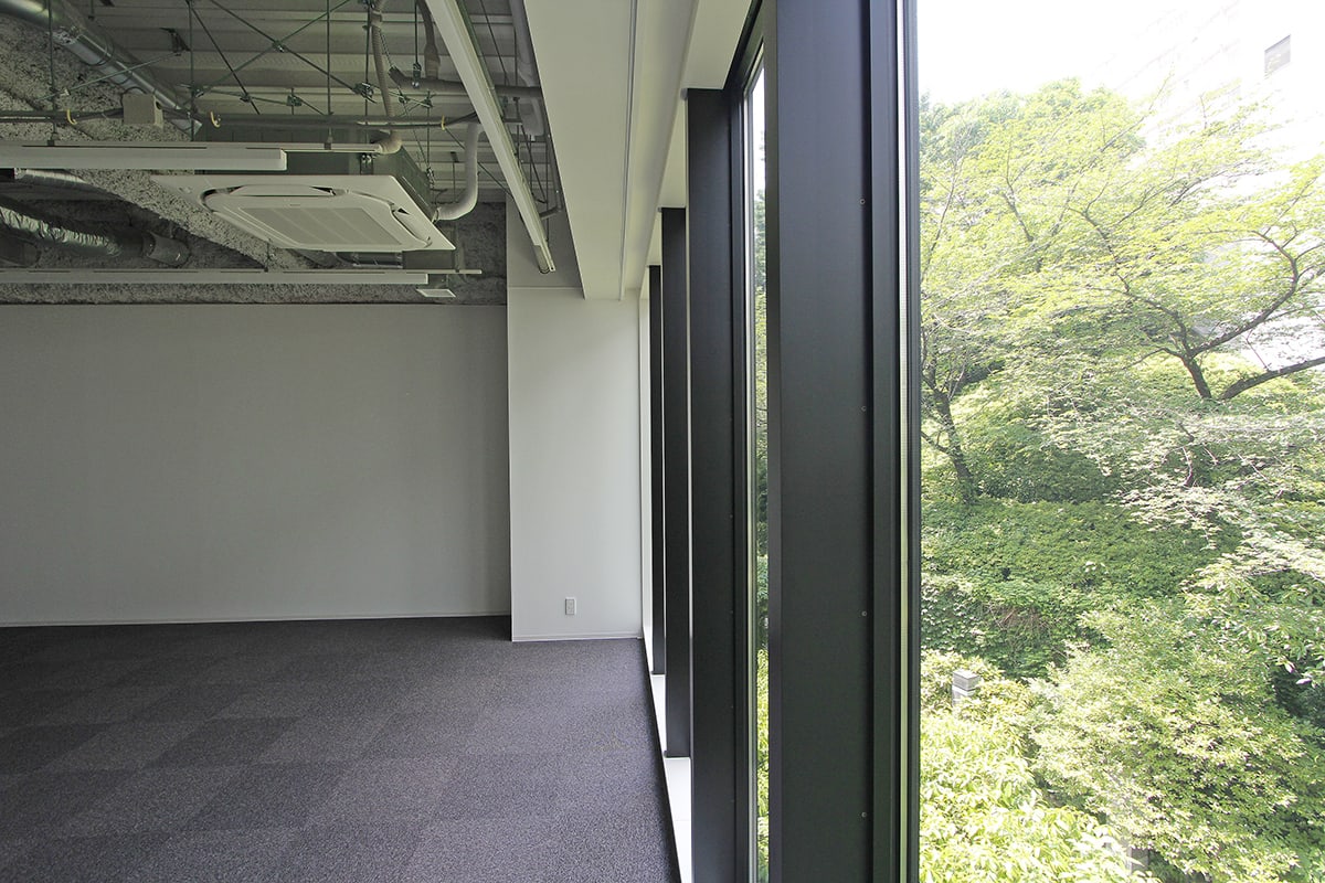 物件写真6｜赤坂オフィス｜新築 緑を望む天井高3.5M空間