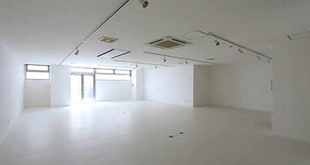 南平台オフィス｜真っ白な半地下空間