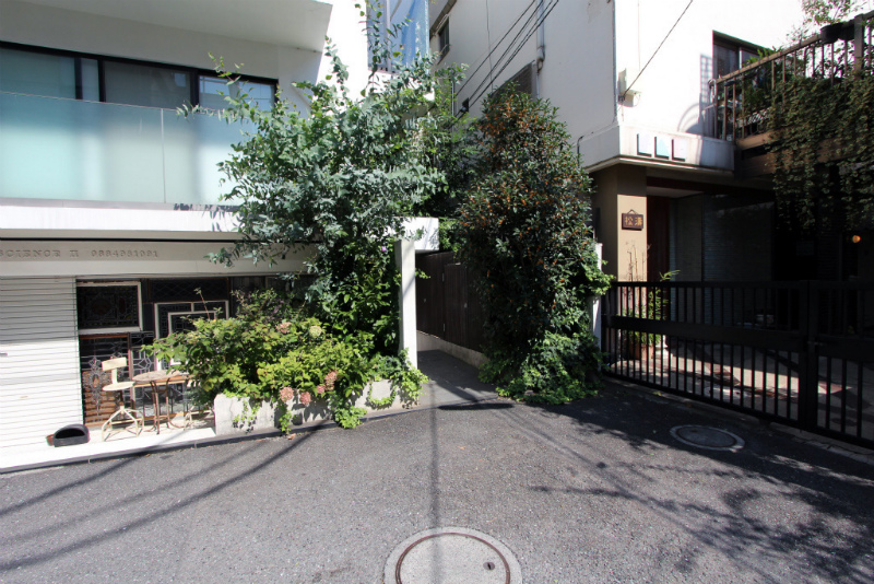 緑のエントランスを越えて