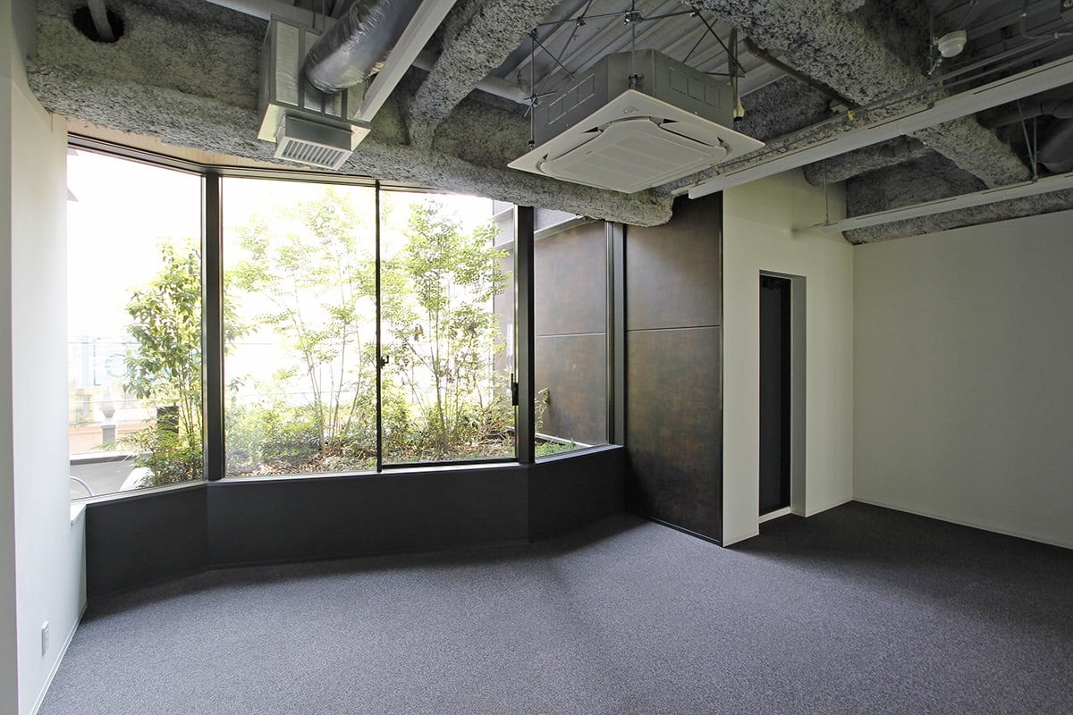 物件写真5｜赤坂オフィス｜新築 緑を望む天井高3.5M空間