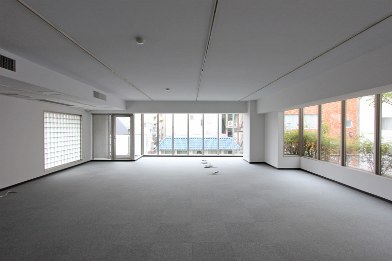 物件写真6｜南青山オフィス | 緑に囲まれるシンプル空間