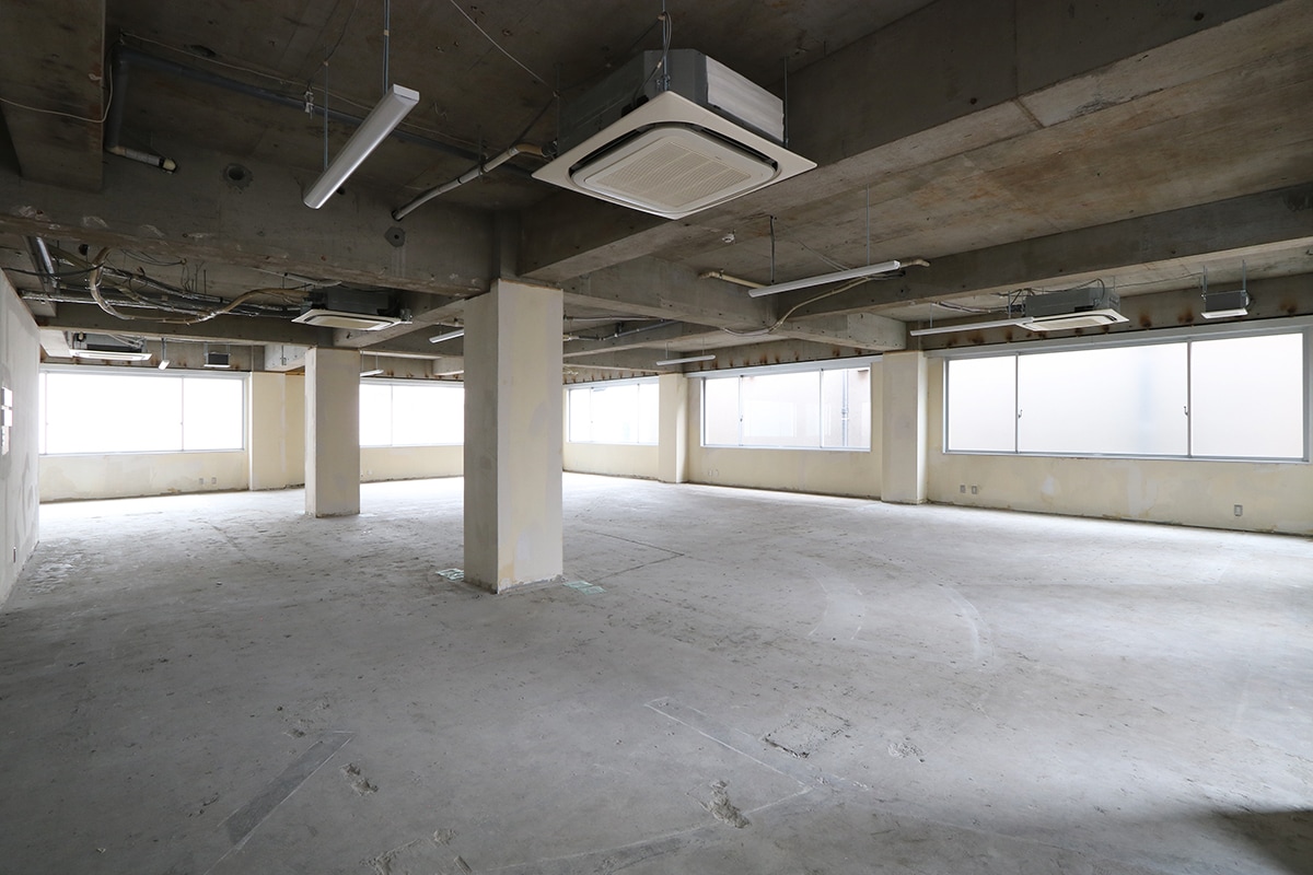 物件写真8｜南青山オフィス | 最上階コンクリート表し空間