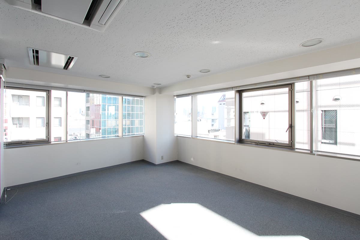 物件写真5｜南青山オフィス｜日当たり良好、抜けのある眺望がある居抜き空間