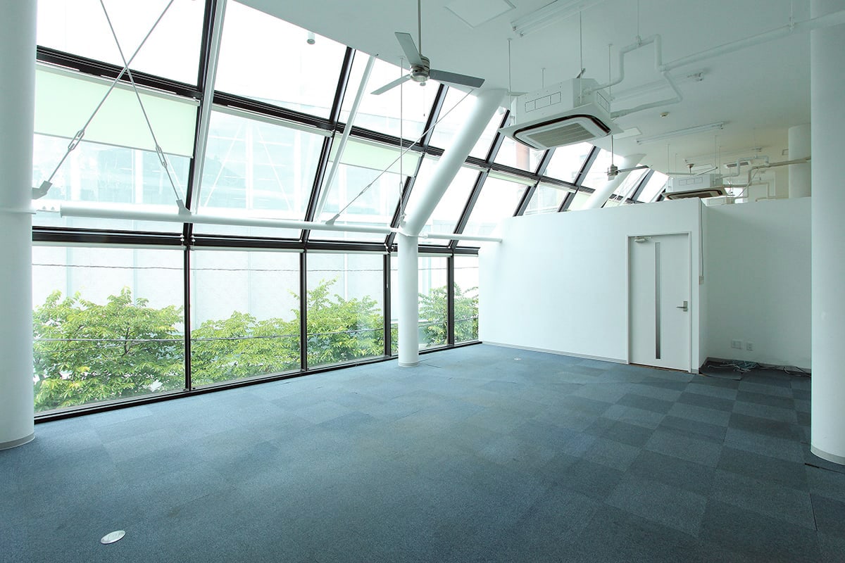 物件写真3｜千駄ヶ谷オフィス｜ガラス張りの開放的空間
