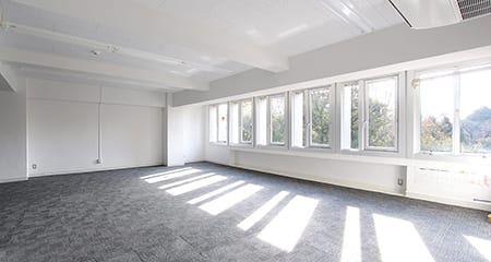 新宿御苑前オフィス｜御苑の緑を望むオフィス