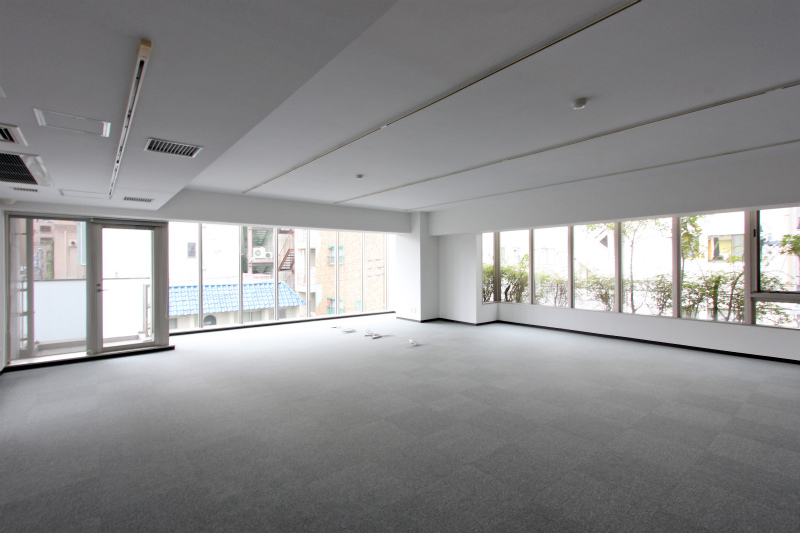 物件写真5｜南青山オフィス | 緑に囲まれるシンプル空間