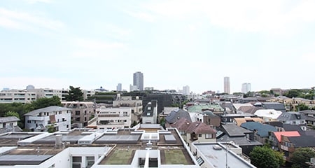 鶯谷町オフィス｜最上階、窓の多い開放的な空間