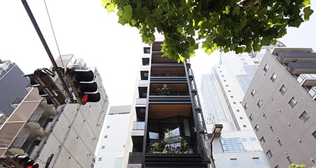 赤坂オフィス｜新築 緑を望む天井高3.5M空間