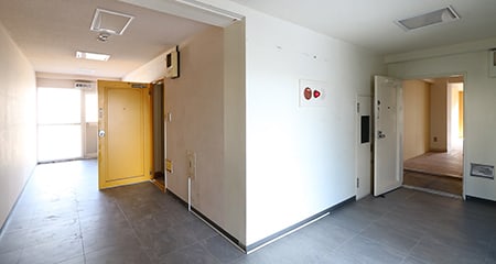 代官山オフィス | 並木橋脇、レトロマンションの最上階セット貸し