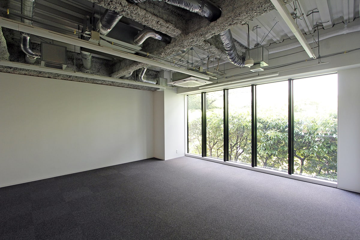 物件写真4｜赤坂オフィス｜新築 緑を望む天井高3.5M空間