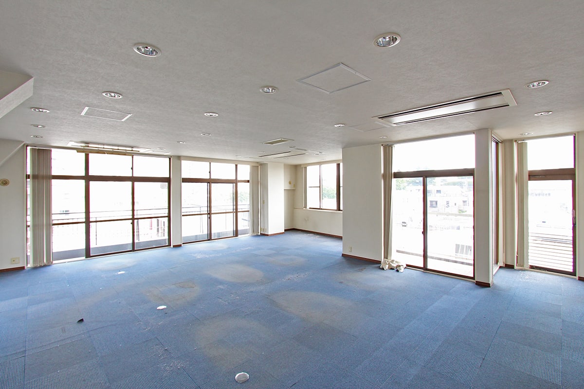 鶯谷町オフィス｜最上階、窓の多い開放的な空間