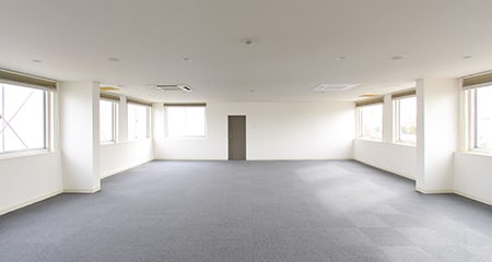 恵比寿オフィス｜最上階、4面窓の明るくすっきりとした空間