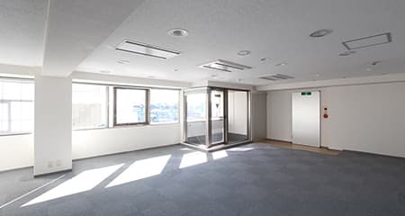 南青山オフィス｜日当たり良好、抜けのある眺望がある居抜き空間