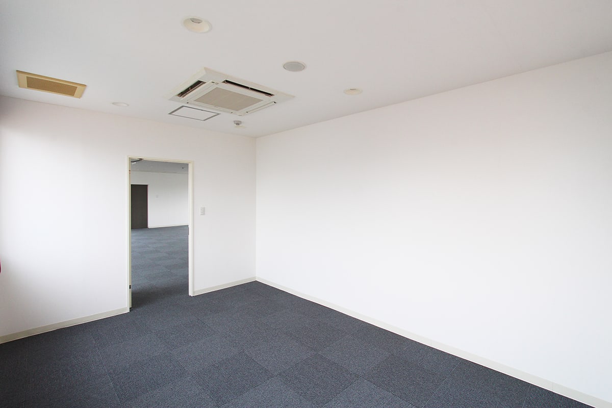 物件写真6｜恵比寿オフィス｜最上階、4面窓の明るくすっきりとした空間