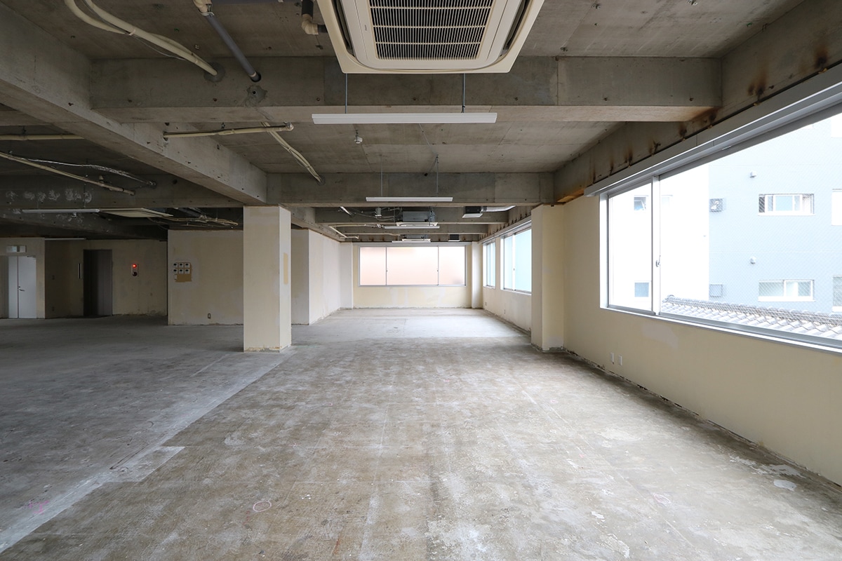 物件写真2｜南青山オフィス | 最上階コンクリート表し空間