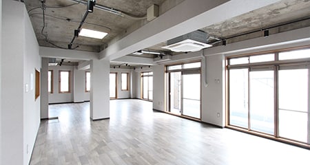 東オフィス｜ルーフバルコニー付き窓大量空間