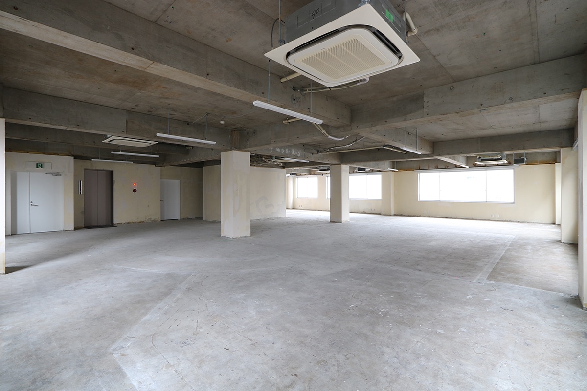 物件写真7｜南青山オフィス | 最上階コンクリート表し空間