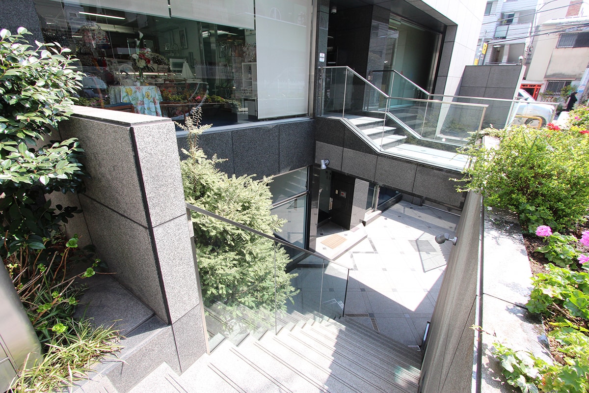 南青山オフィス・店舗｜テラス付き地下空間