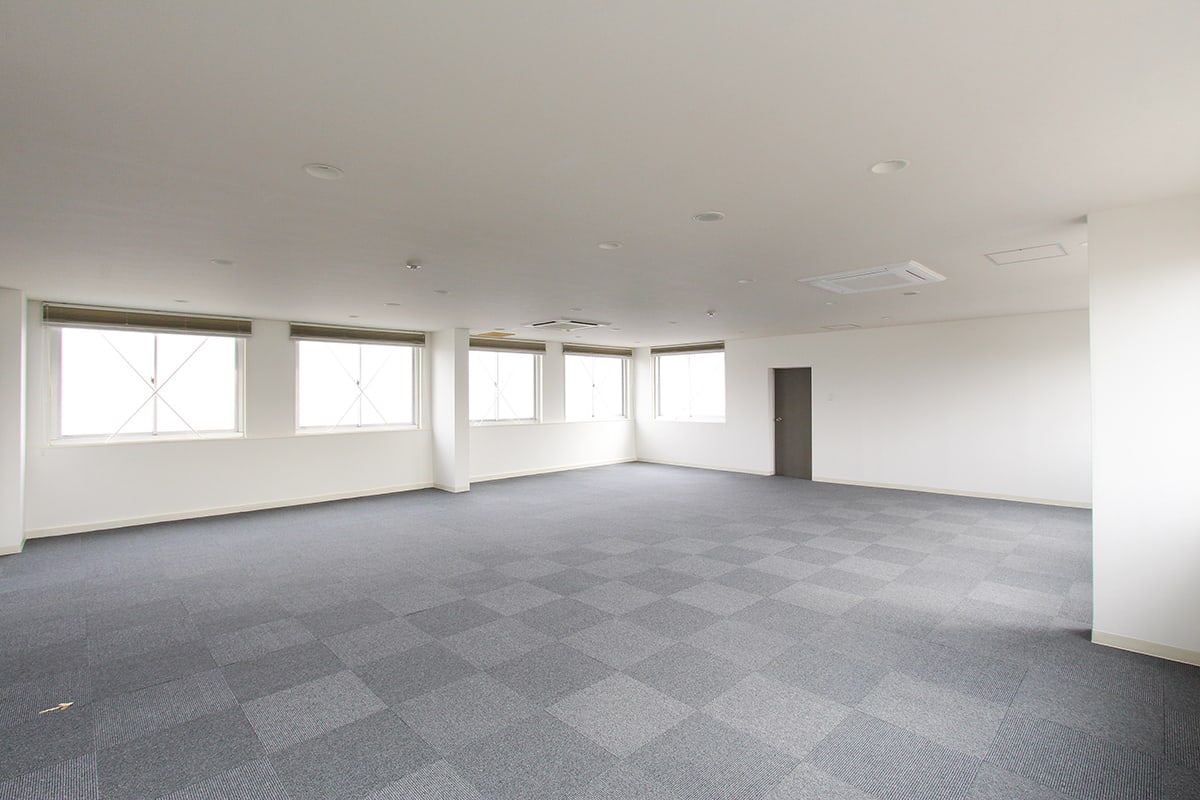 物件写真2｜恵比寿オフィス｜最上階、4面窓の明るくすっきりとした空間
