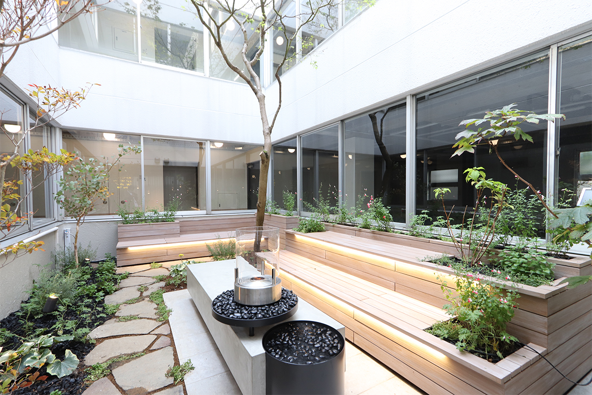 物件写真5｜赤坂オフィス｜共用の庭付き リノベ空間