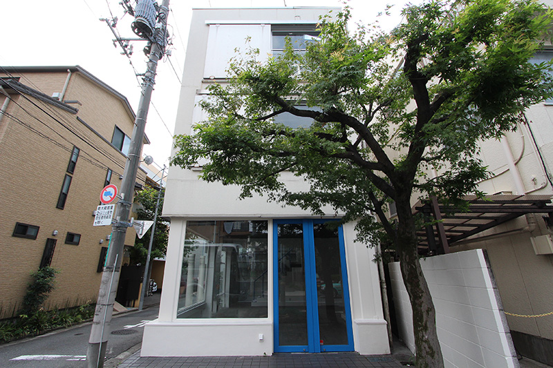 下馬オフィス・店舗｜1棟貸し ガラス張りで視認性あり