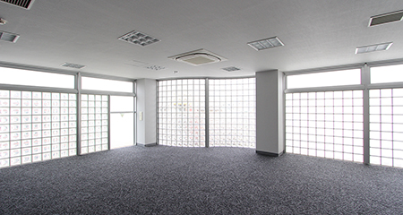 神泉オフィス｜ガラスブロックの優しさ コスパ良空間