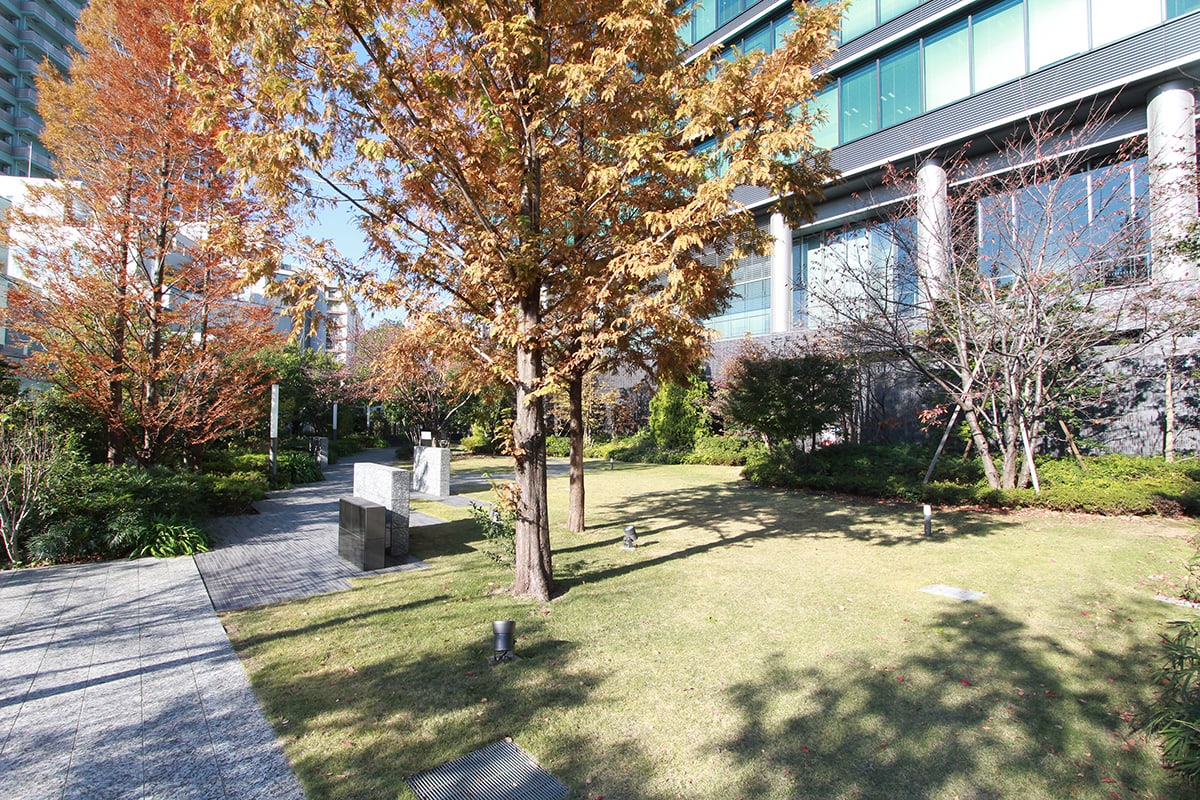 物件写真5｜青葉台オフィス｜緑豊かな庭園のあるハイグレードビル