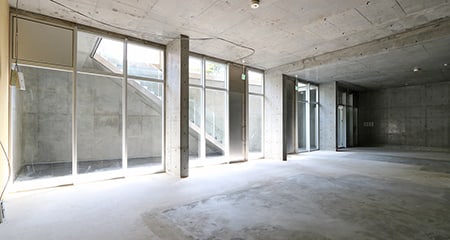 神宮前オフィス・店舗 | 天井高3.6M、光射し込む地下空間