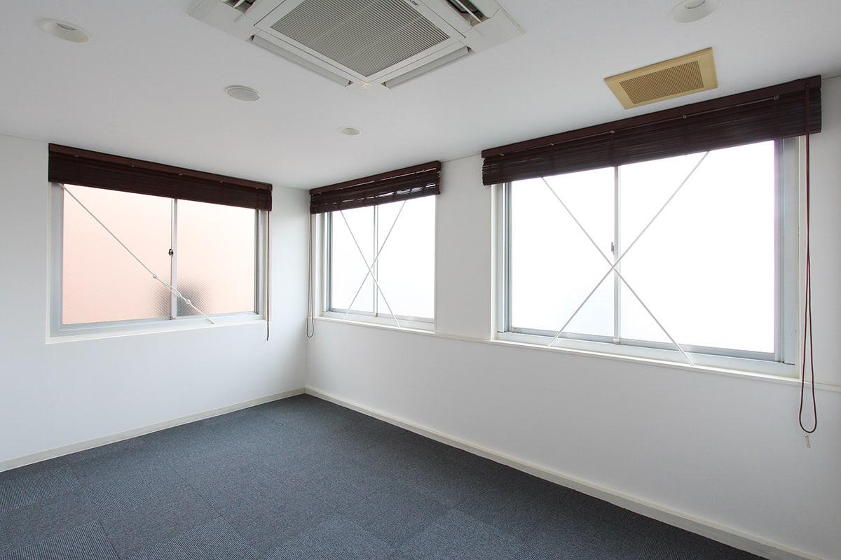 物件写真5｜恵比寿オフィス｜最上階、4面窓の明るくすっきりとした空間