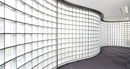東オフィス | 最上階ガラスブロック壁が印象的なデザイン空間