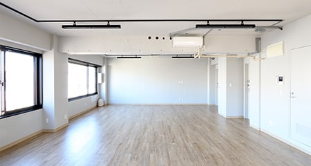 千駄ヶ谷オフィス｜スケルトン天井のシンプル空間