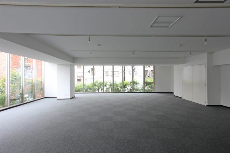 物件写真2｜南青山オフィス | 緑に囲まれるシンプル空間