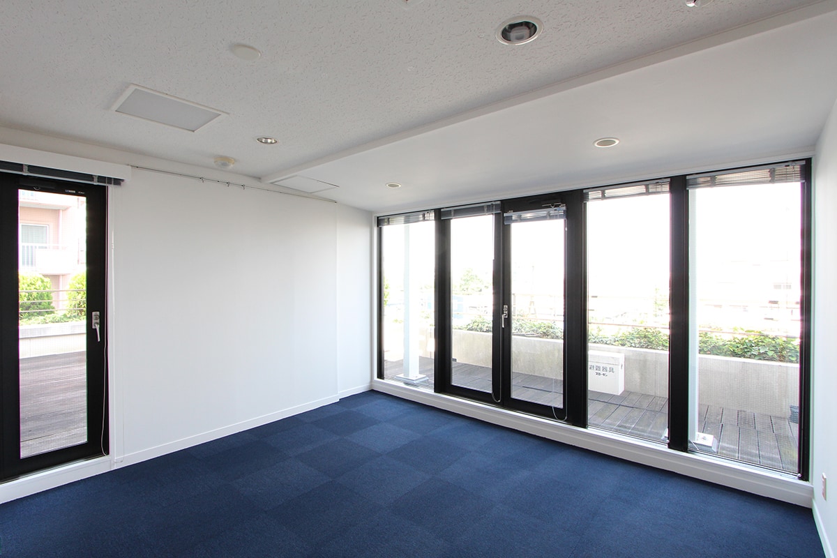 物件写真4｜駒沢オフィス｜最上階 バルコニー付き空間
