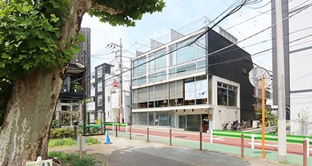 三宿店舗・オフィス｜公園前の路面スケルトン空間