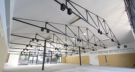 表参道店舗｜中庭付天高7m平屋空間