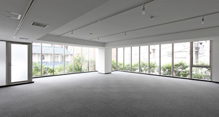 南青山オフィス | 緑に囲まれるシンプル空間