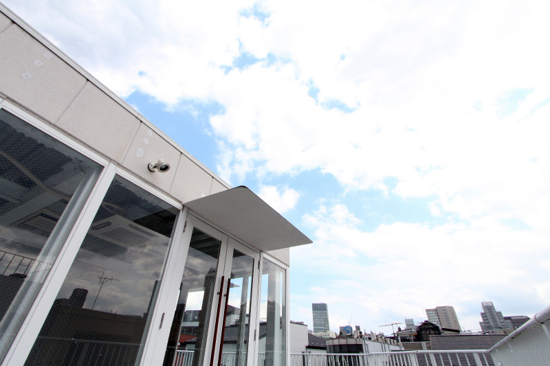 小さな部屋の大きな空