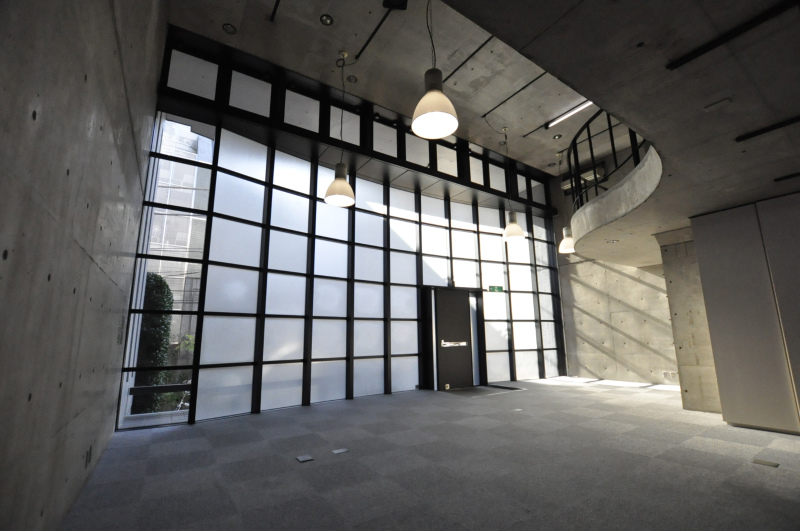 地下から現れし基地