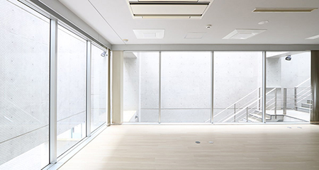 赤坂オフィス | 吹き抜けに面した解放的空間